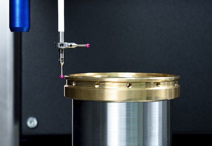 The integrated gauges of the ATS measure the diameter of the mounted lens