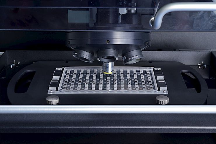 OptiSpheric® IOL PRO 2 measues a tray of IOL